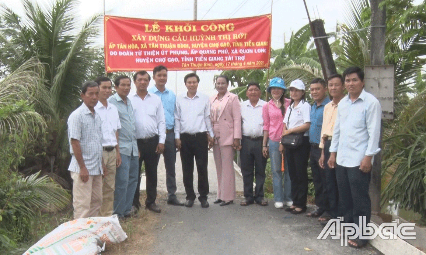 Lễ khởi công xây cầu.