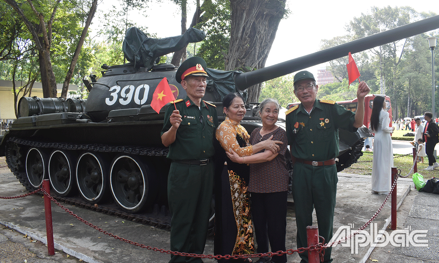 Trong khuôn viên Dinh Độc Lập, rất đông du khách chụp hình bên chiếc xe tăng lịch sử mang số hiệu 390.