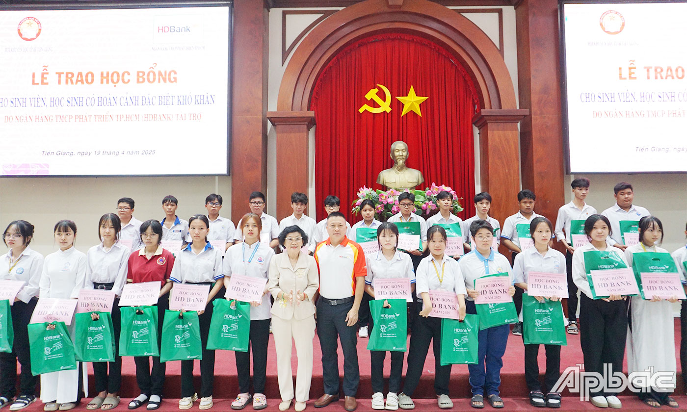 Đại diện Ngân Hàng HDBank và Chủ tịch Hội Khuyến học tỉnh Tiền Giang Đồng Thị Bạch Tuyết trao học bổng cho học sinh nghèo có hoàn cảnh đặc biệt khó khăn. 