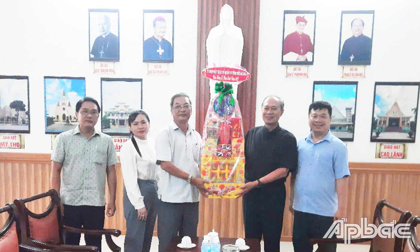 Đồng chí Huỳnh Văn Hải trao quà chúc mừng đến Linh mục Trần Kỳ Minh