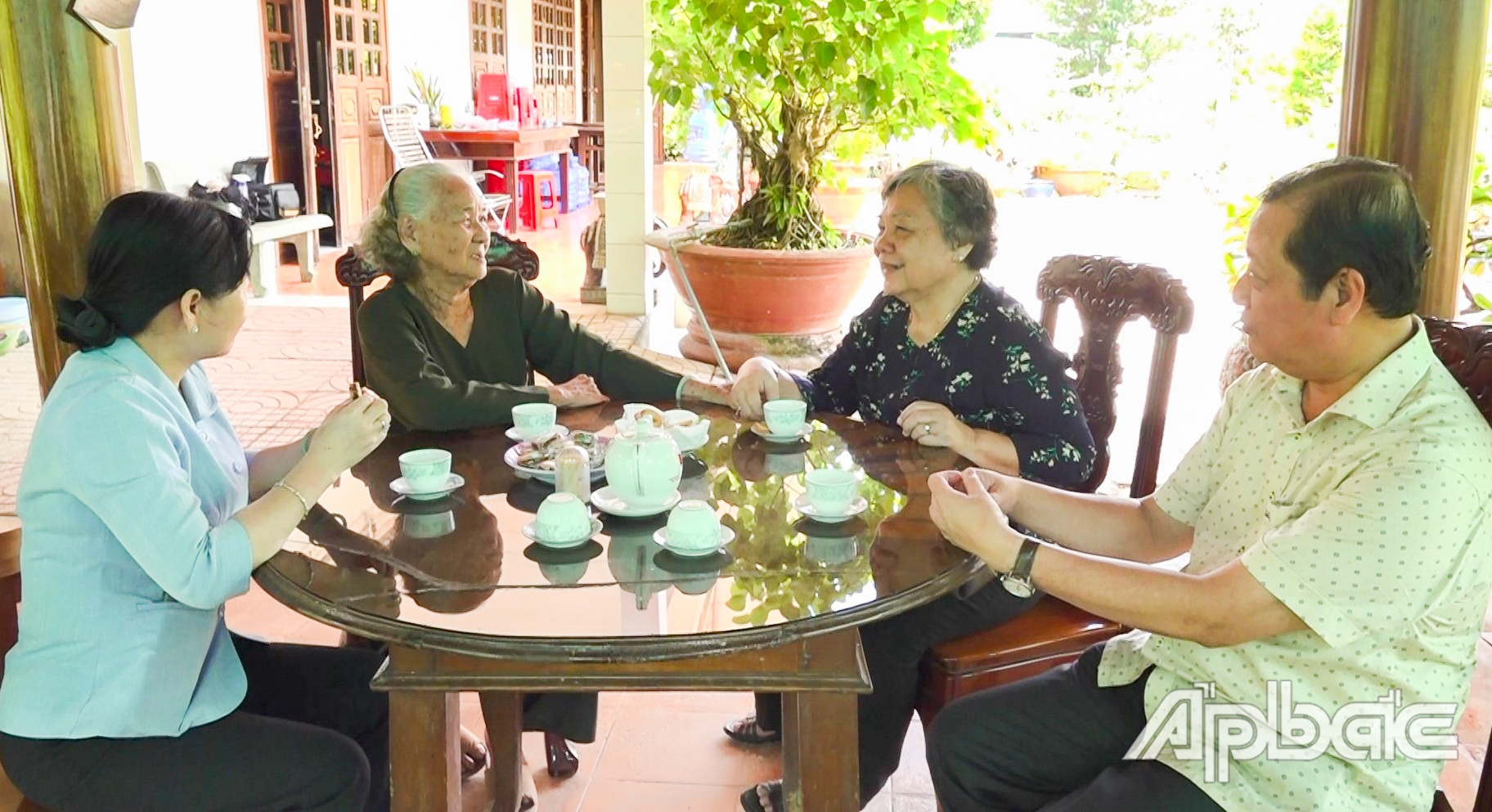 Đồng chí Trần Thị Kim Cúc đến thăm gia đình đồng chí Võ Đông Ba, nguyên Ủy viên Trung ương Đảng, nguyên Bí thư Tỉnh ủy Tiền Giang.