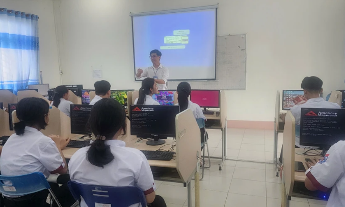 Giáo viên Trường THPT Trần Đại Nghĩa (Cần Thơ) hướng dẫn thí sinh đăng ký dự thi tốt nghiệp THPT năm 2025.