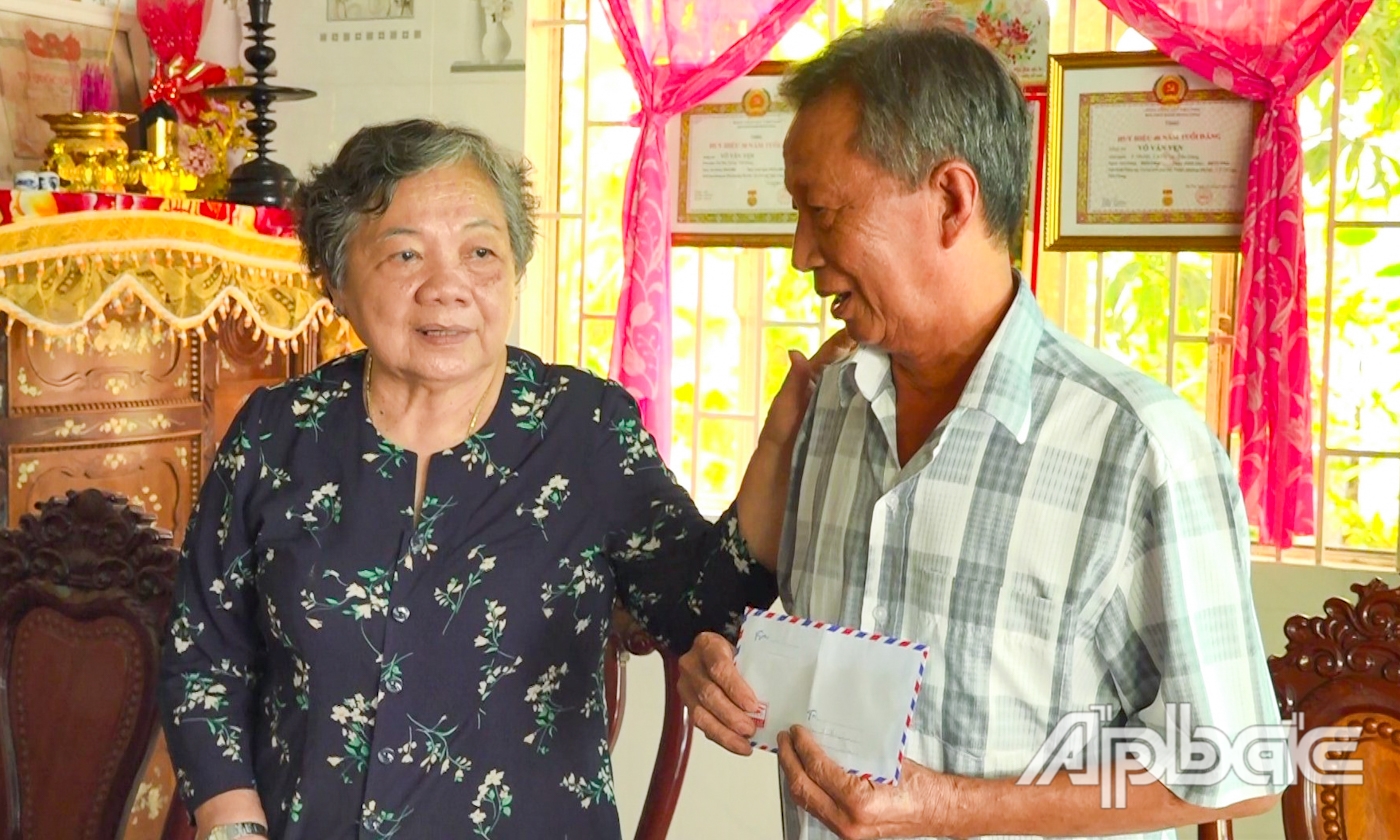 Đòng chí Trần Thị Kim Cúc thăm hỏi gia đình người có công với cách mạng.