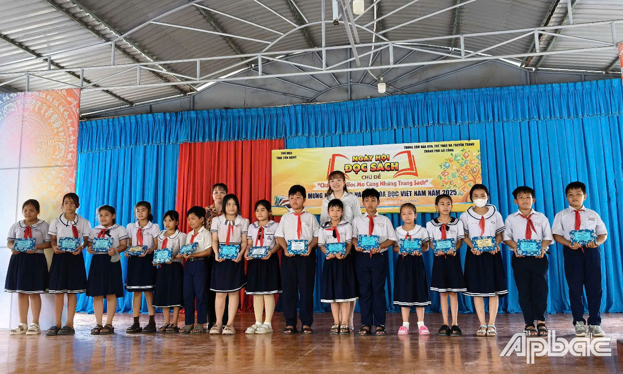 Các em học sinh nhận thưởng.