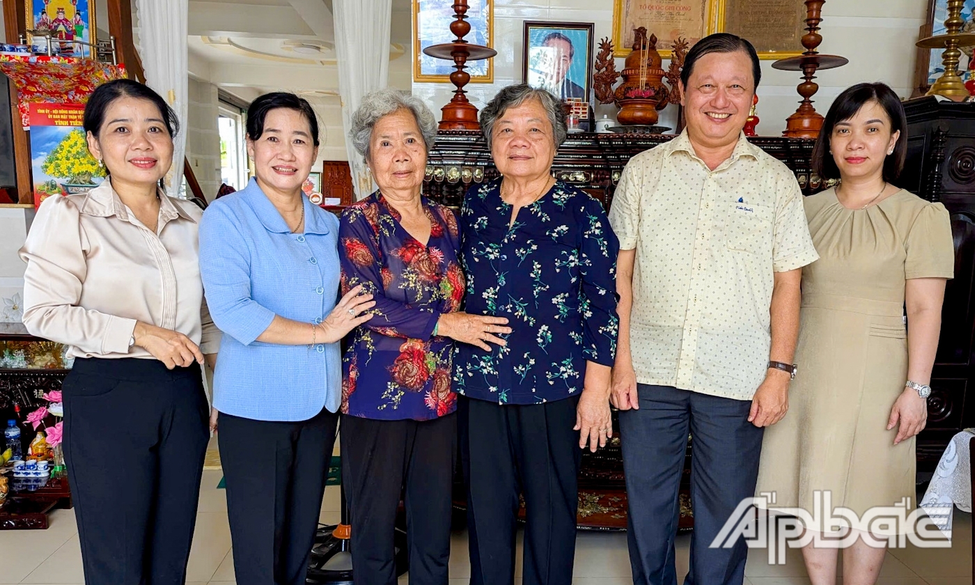 Đoàn đã đến thăm gia đình đồng chí Mai Thị Nga, Nguyên Ủy viên Ban Thường vụ Huyện ủy Cai Lậy, nguyên Trưởng Ban Dân vận Huyện ủy, Nguyên Chủ tịch Ủy ban MTTQ huyện Cai Lậy.