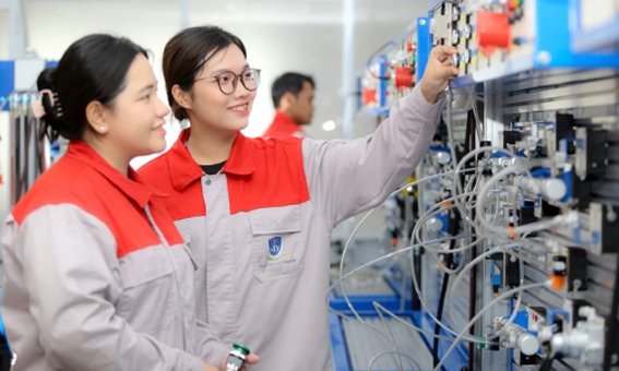 Sinh viên nữ ngành Tự động hóa, Trường ĐH Nguyễn Tất Thành trong giờ thực hành.