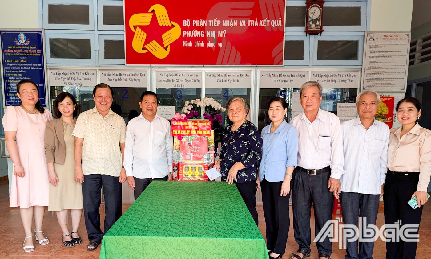 Đoàn gặp và tặng quà cho UBND phường Nhị Mỹ.