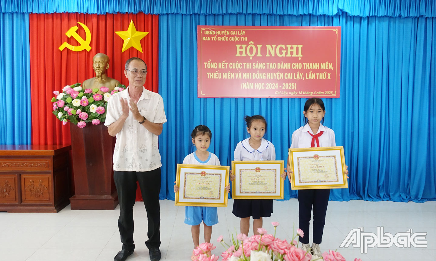 Ông Nguyễn Thanh Hiền, Phó Chủ tịch Liên hiệp các Hội Khoa học và Kỹ thuật tỉnh Tiền Giang trao giải Nhất tại Cuộc thi huyện Cai Lậy.
