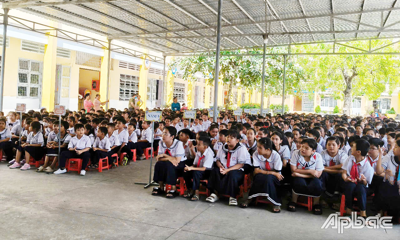 Các em học sinh Trường Tiểu học Long Hoà tham gia Ngày hội đọc sách.