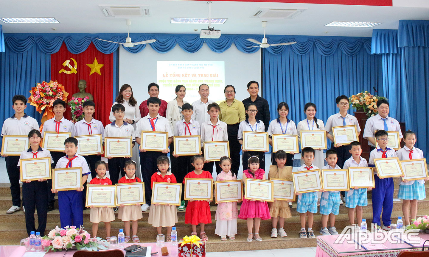 Ban Tổ chức Cuộc thi trao Giấy khen của Chủ tịch UBND TP. Mỹ Tho cho các học sinh có sản phẩm đoạt giải. 