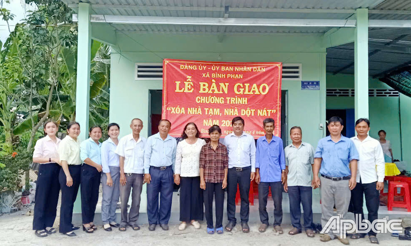 Huyện Chợ Gạo bàn giao nhà cho bà Trần Thị Tuyết, ấp Bình Thọ Đông, xã Bình Phan.