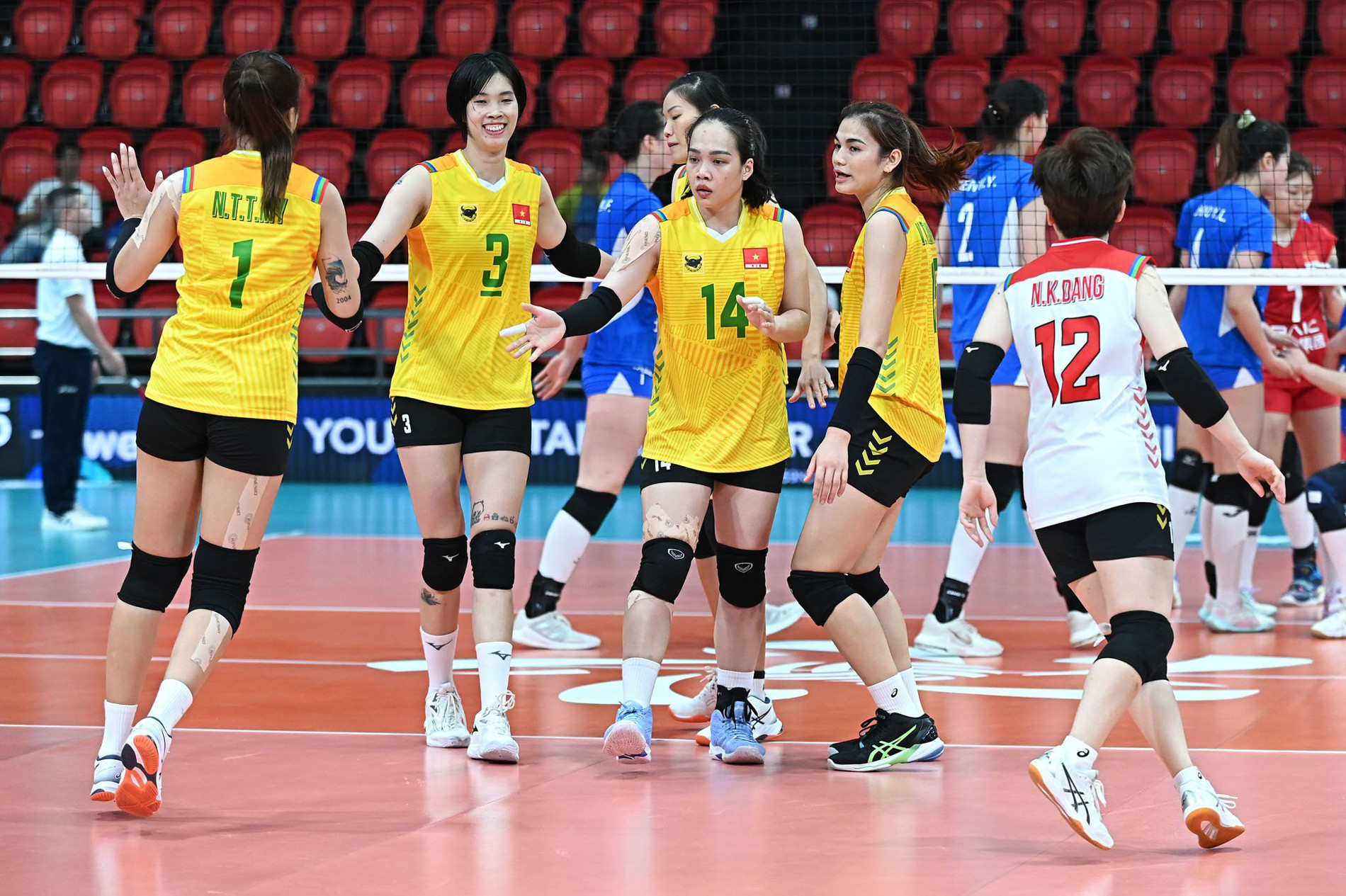 Thanh Thúy giúp đại diện của Việt Nam đi tiếp.