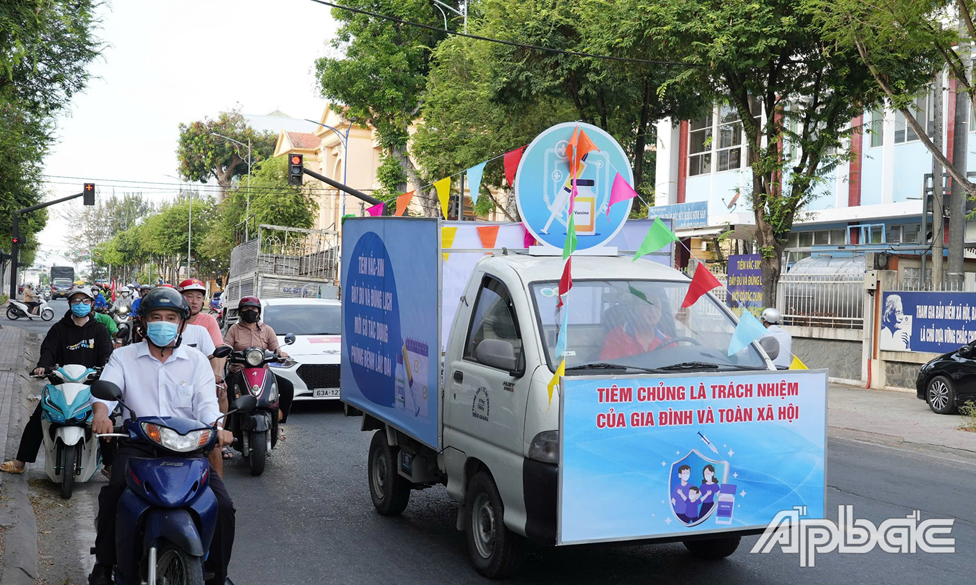 Tuần hành cổ động Tuần lễ Tiêm chủng Thế giới trên khắp các tuyến đường ở TP. Mỹ Tho.