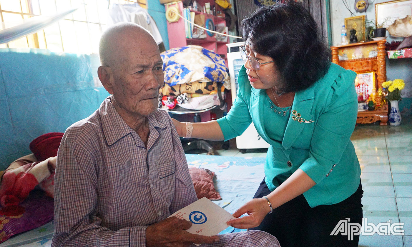 Đồng chí Phạm Thị Mai Tiên thăm, tặng quà ông Huỳnh Văn Chả, là đối tượng Thương binh, tù đày (nụ ấp 5, xã Tam Hiệp)