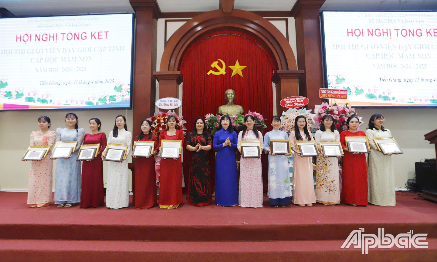 Trao giải Cuộc thi Giáo viên dạy giỏi cấp tỉnh bậc mầm non. 