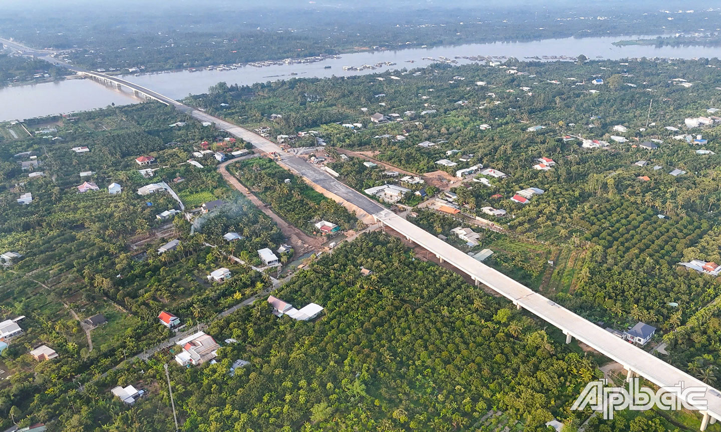 Hạ tầng giao thông trở thành điểm nhấn  quan trọng của Tiền Giang sau 50 năm kể từ  Ngày giải phóng miền Nam,  thống nhất đất nước.  Ảnh: TRUNG HẬU