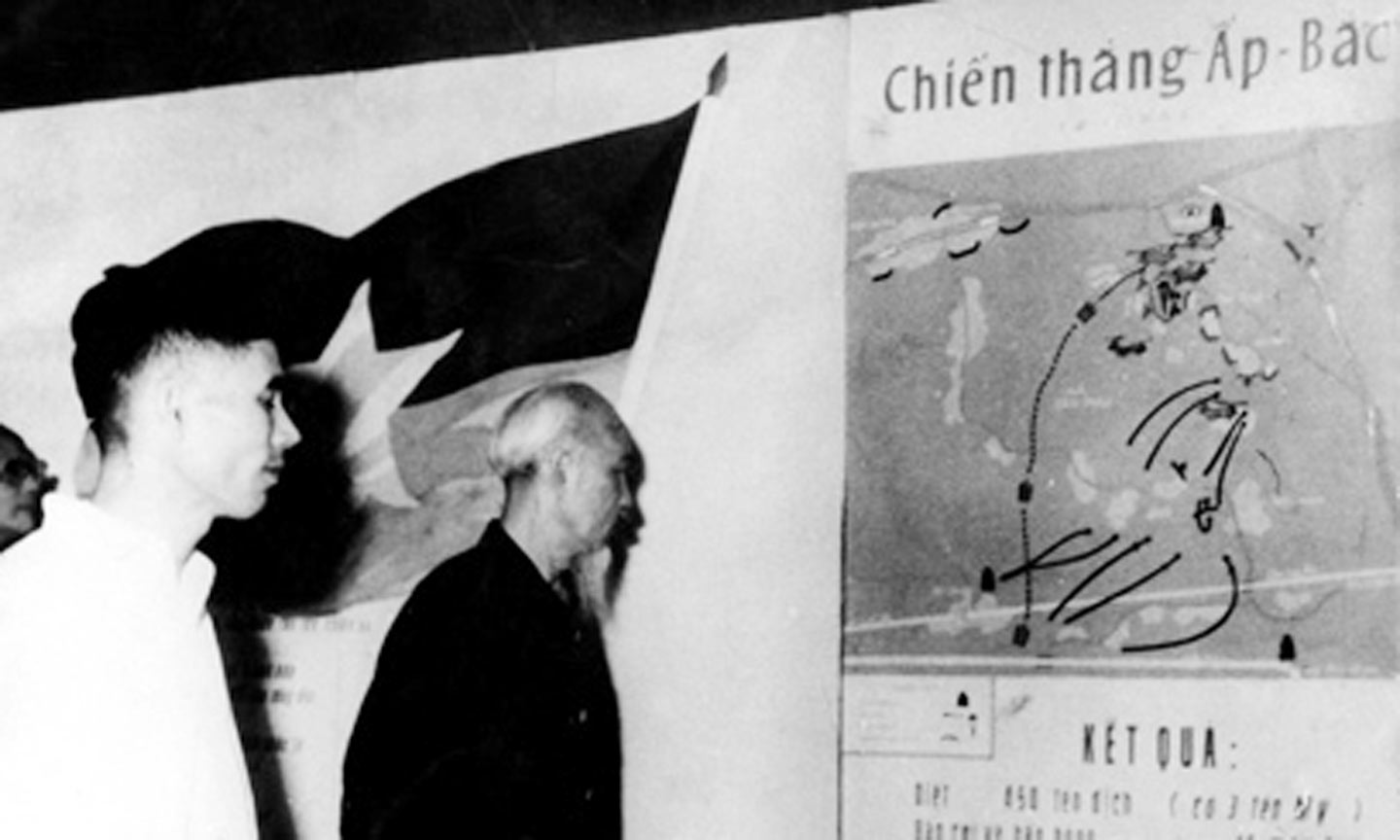 Bác Hồ xem sơ đồ chiến lệ trận Ấp Bắc.                                                                                                                                                      Ảnh: Tư liệu