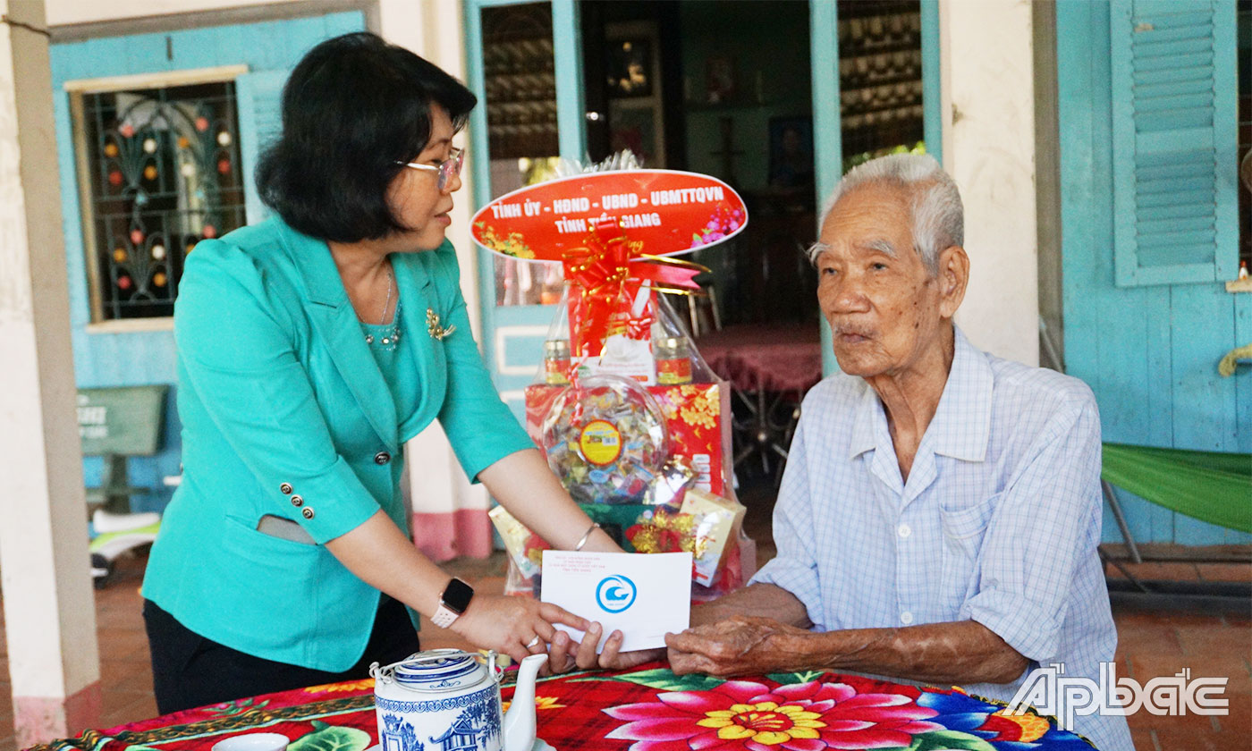 Thăm, tặng quà gia đình ông Nguyễn Thành Chung, là đối tượng tù đày (ngụ ấp Đông, xã Kim Sơn) 