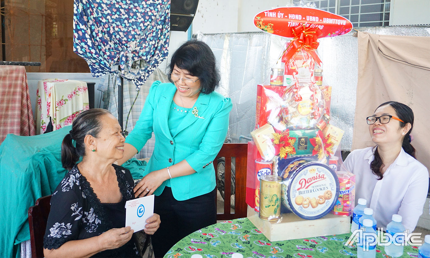 Đồng chí Phạm Thị Mai Tiên thăm, tặng quà gia đình bà Bùi Thị Kim Hoa là đối tượng nhiệm chất đôc hoá học (ngụ ấp Tây, xã Kim Sơn, huyện Châu Thành) 