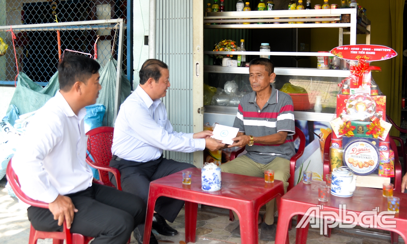 Đồng chí Phan Phùng Phú thăm hỏi và tặng quà thương binh Trần Văn Bình.