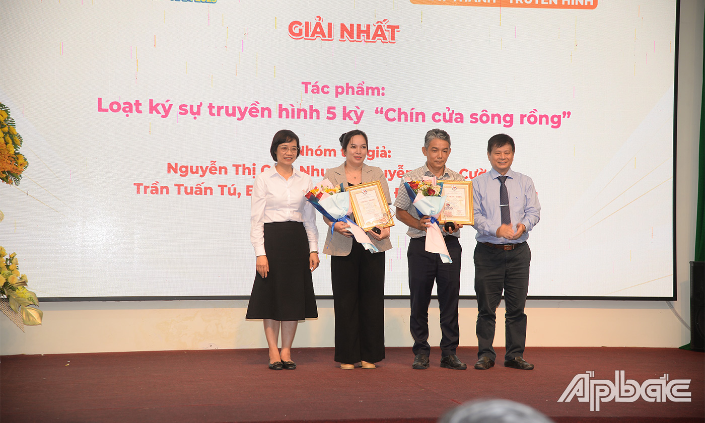 Ban tổ chức trao giải Nhất thể loại Phát thanh - Truyền hình cho đơn vị Báo và Đài PTTH Vĩnh Long.