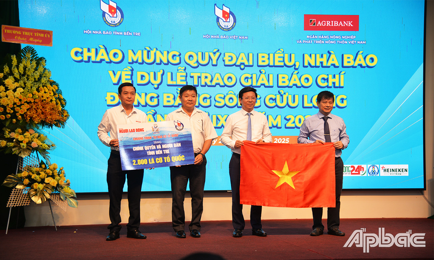 Hội Nhà báo Việt Nam phối hợp với Báo Người Lao Động trao tặng 2.000 lá cờ Tổ quốc cho huyện Thạnh Phú, tỉnh Bến Tre.