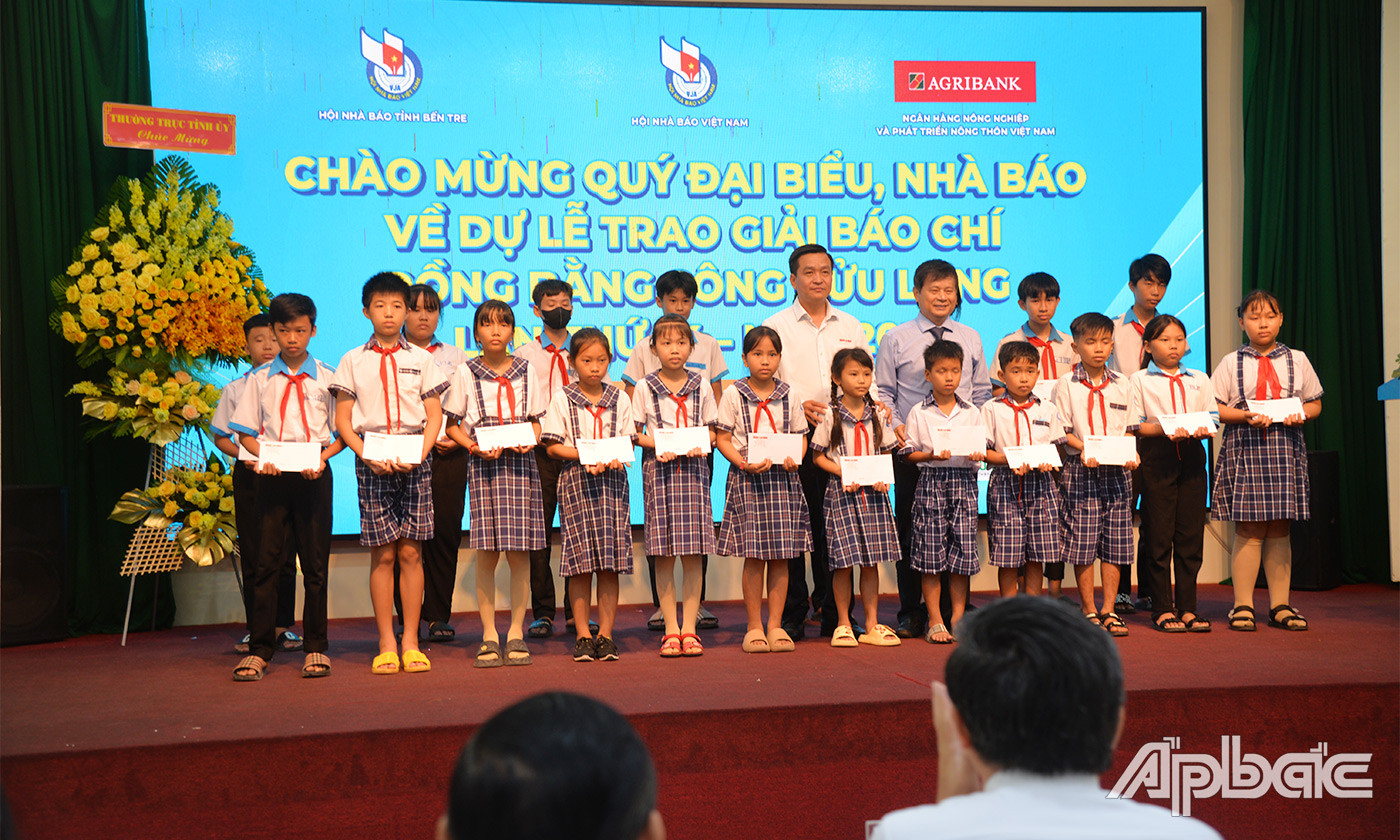 trao tặng 50 suất học bổng cho các em học sinh dân tộc thiểu số nghèo tỉnh Bến Tre.