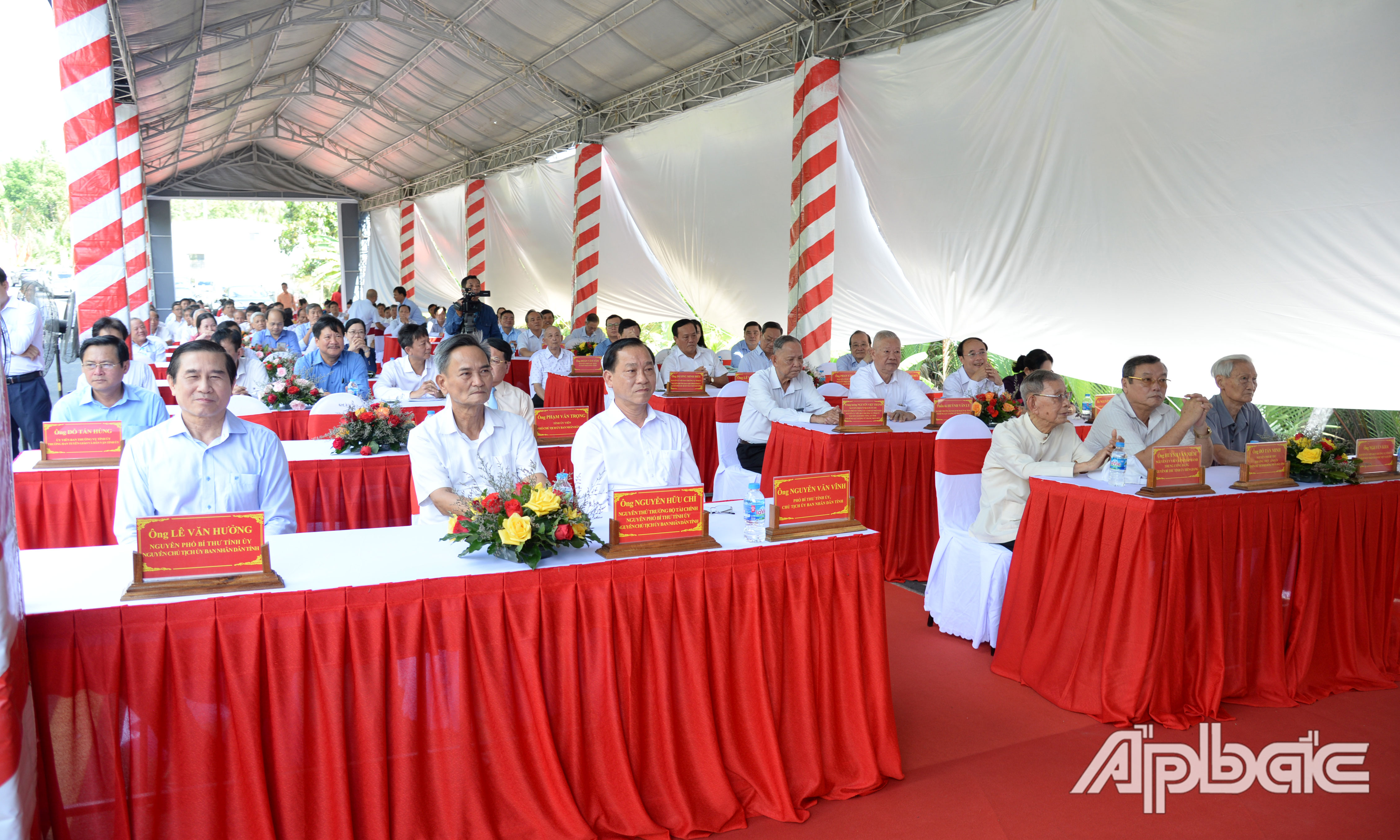 Các đại biểu tham dự Lễ thông xe.