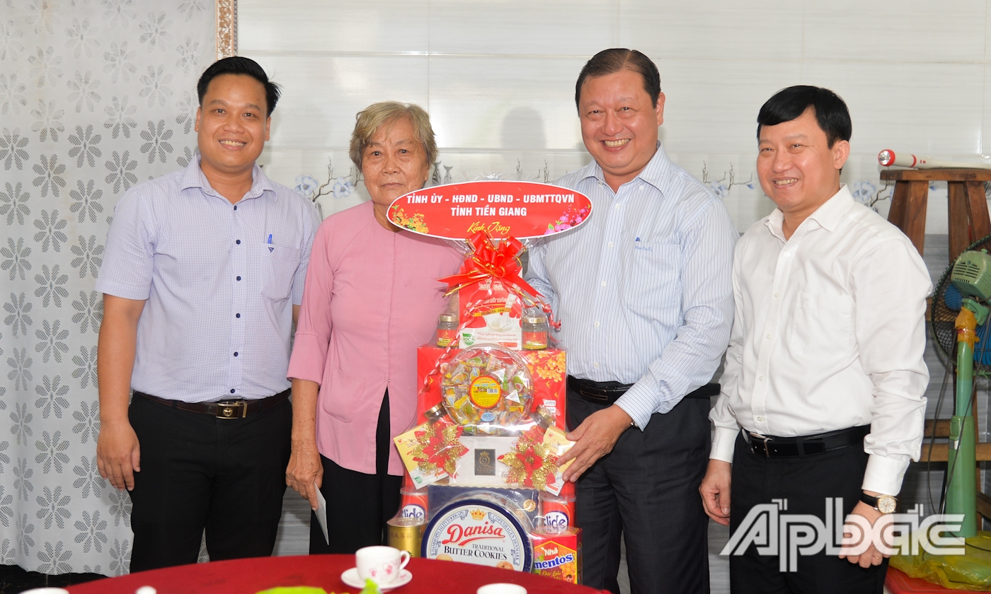 Đồng chí Phan Phùng Phú cùng các thành viên trong Đoàn thăm hỏi và tặng quà bà Ngô Thị Bé Anh (khu phố 2, phường 1).