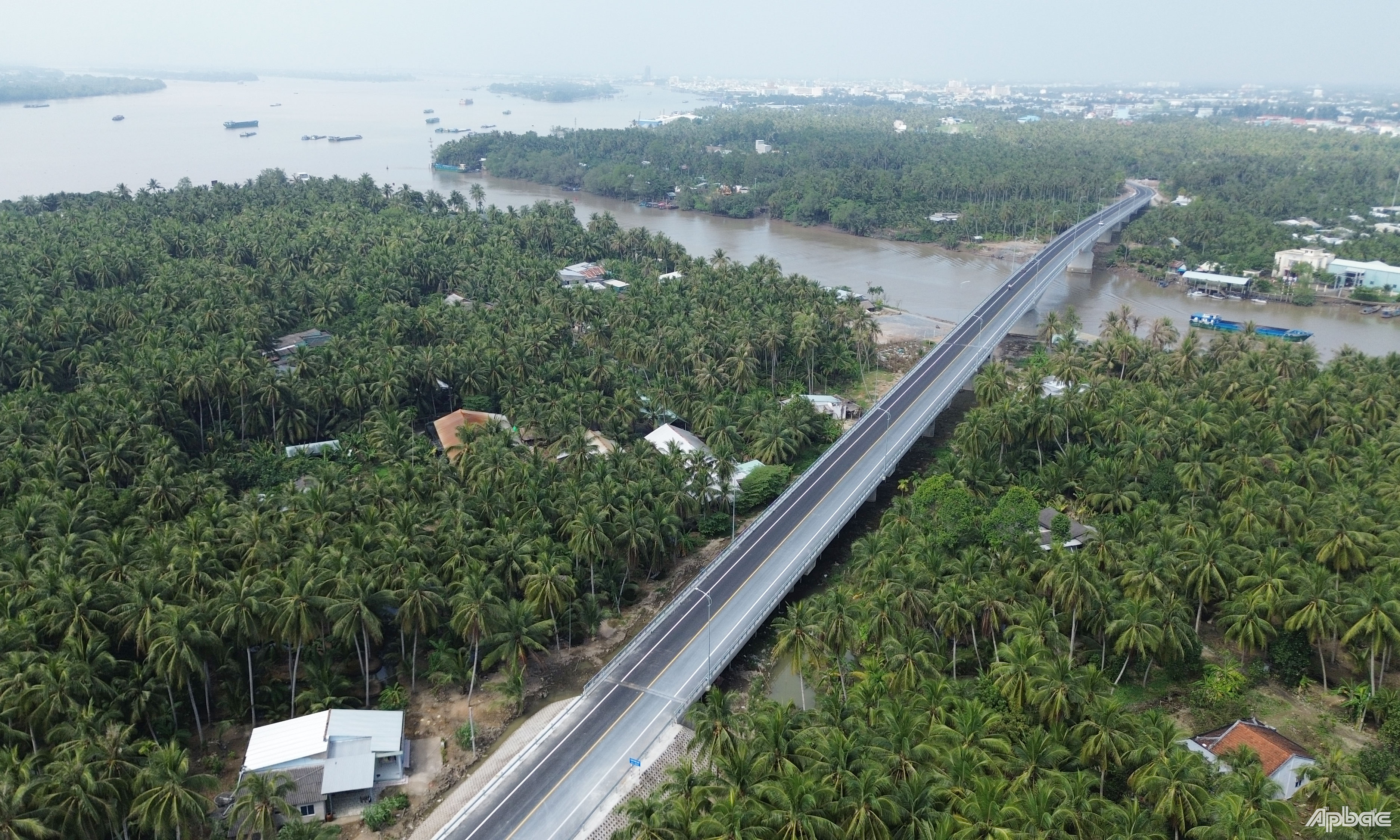 Cầu Chợ Gạo nhìn từ trên cao.