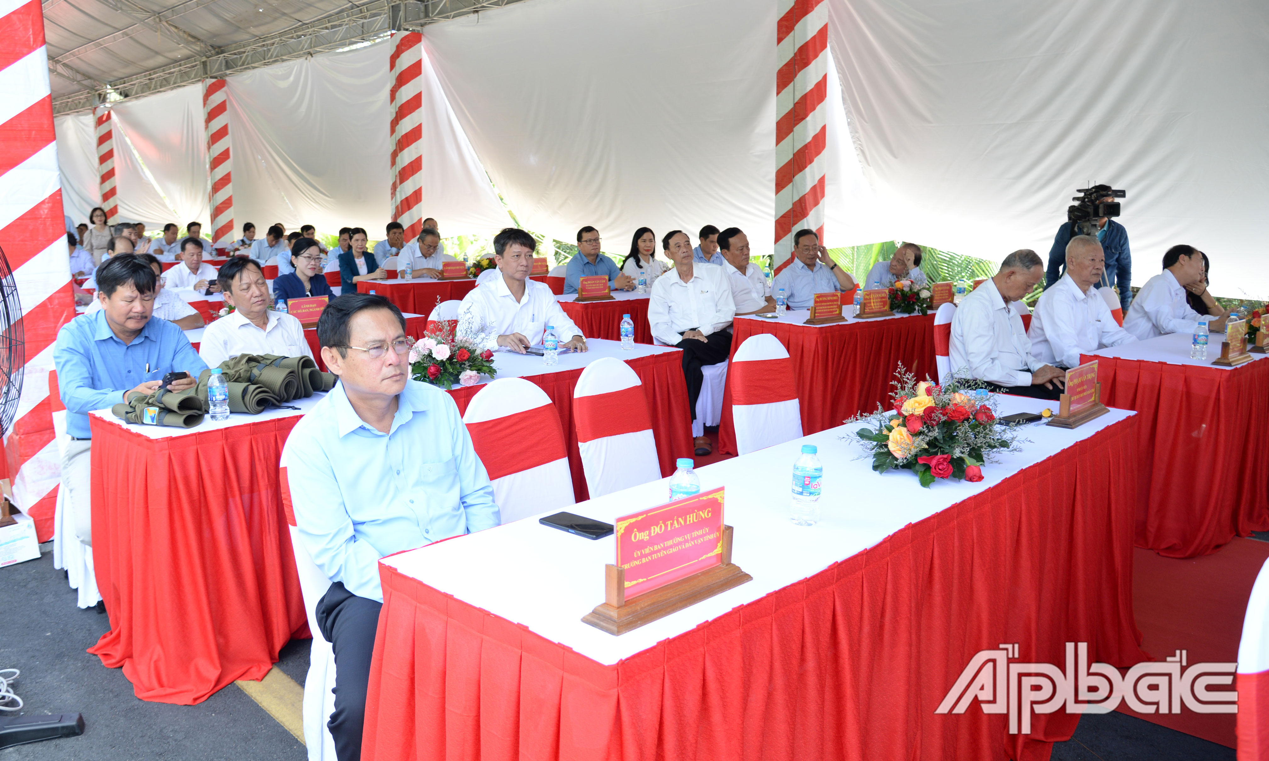 Các đại biểu tham dự Lễ thông xe.