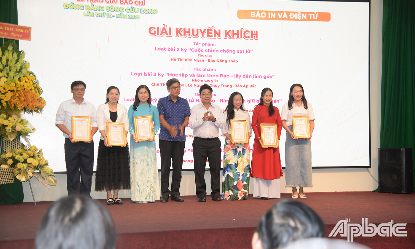 Trao giải Nhất cho tác giả, nhóm tác giải 