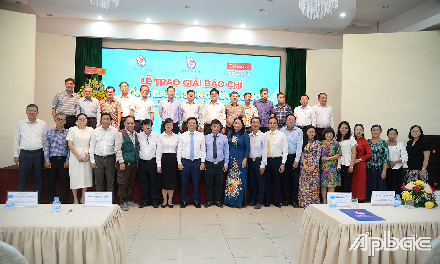 Ban tổ chức chụp ảnh lưu niệm cùng lãnh đạo tỉnh Bến Tre, lãnh đạo các cơ quan báo chí khu vực đồng bằng sông Cửu long.