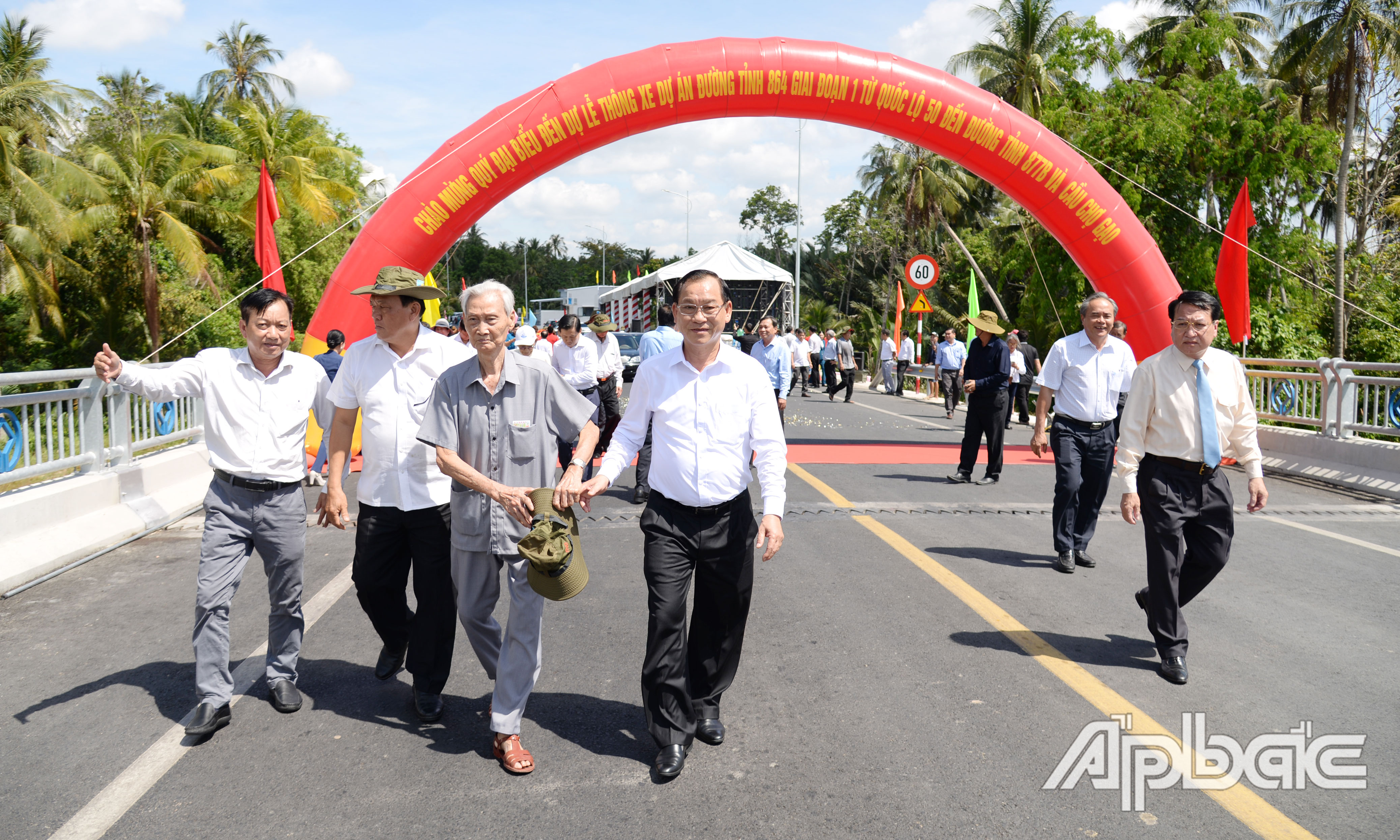 Các đại biểu tham quan công trình.