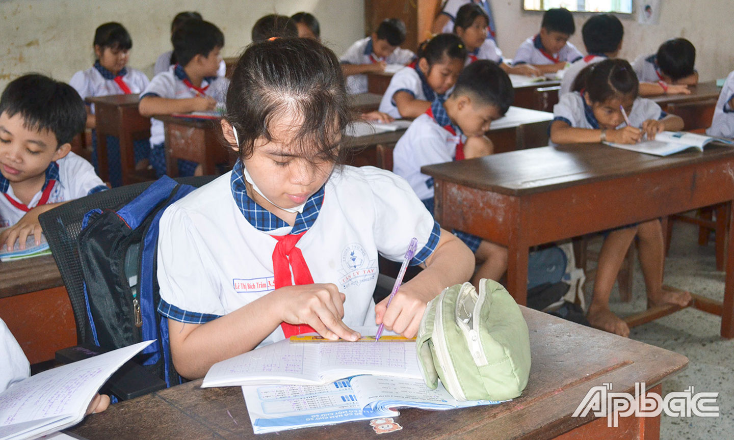 Bích Trâm và các bạn trong lớp chăm chú làm bài.