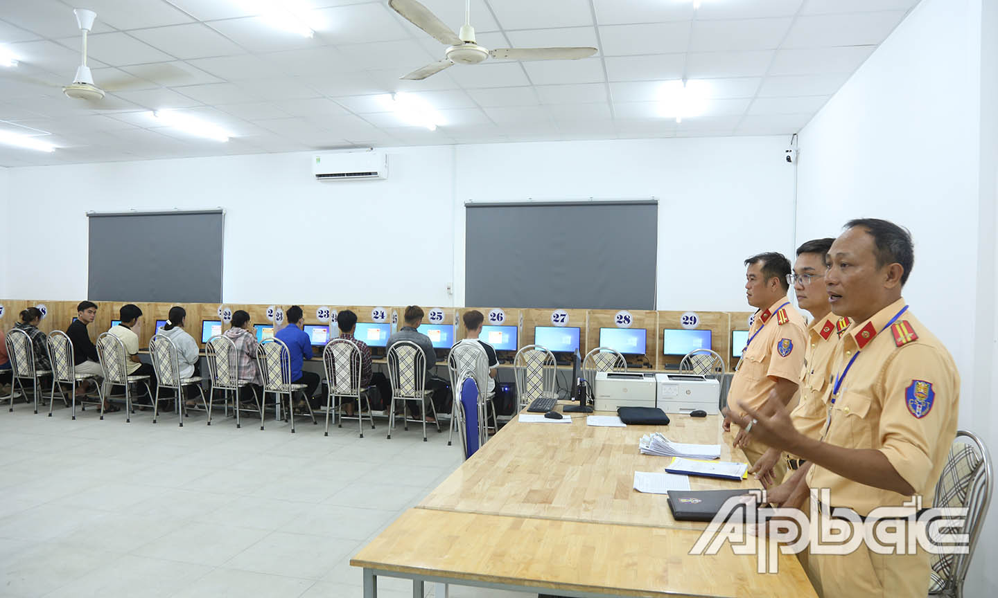 Tại phòng thi lý thuyết.