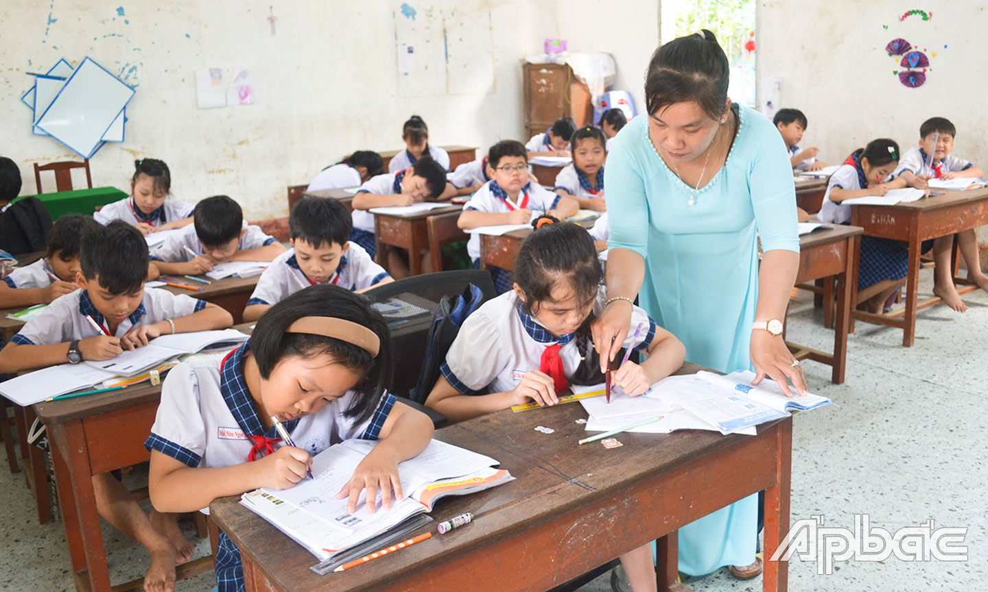 Bích Trâm được giáo viên chủ nhiệm tận tình chỉ dạy.