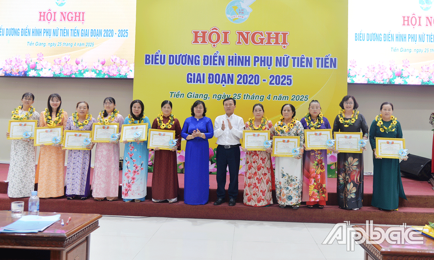 Biểu dương phu nữ tiêu biểu.