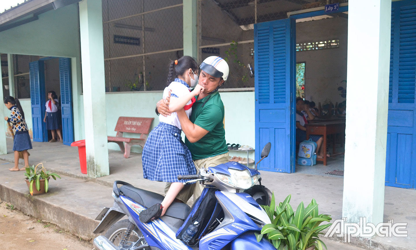 Mỗi sáng, vào lúc 6 giờ 30 phút, hành trình nâng bước con đến trường của cha và Bích Trâm lại bắt đầu.