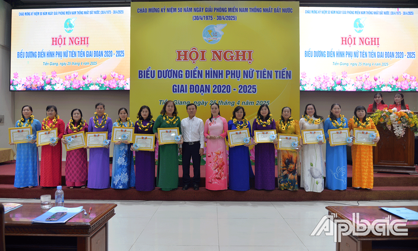 Biểu dương phu nữ tiêu biểu.