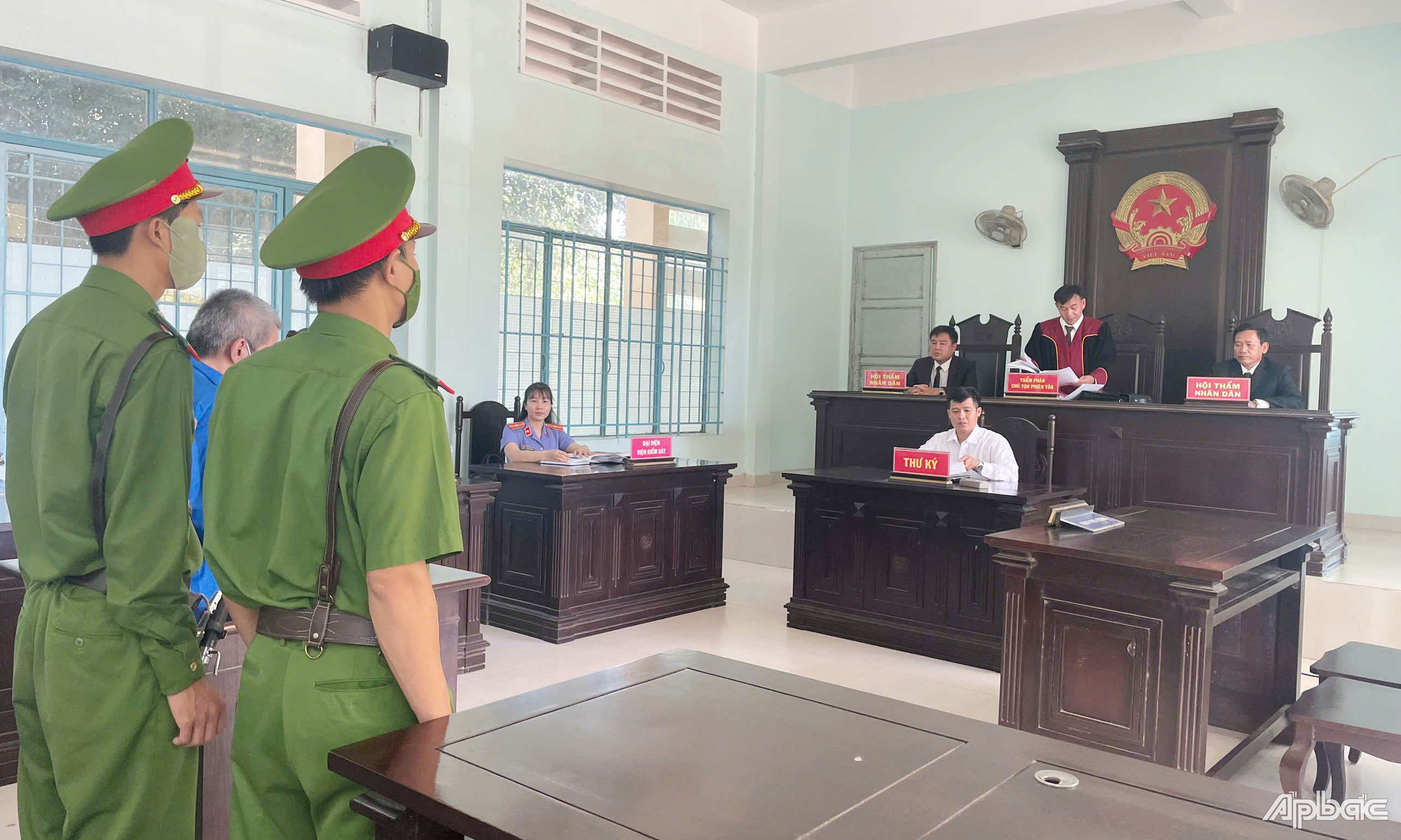 Quang cành phiên toà.