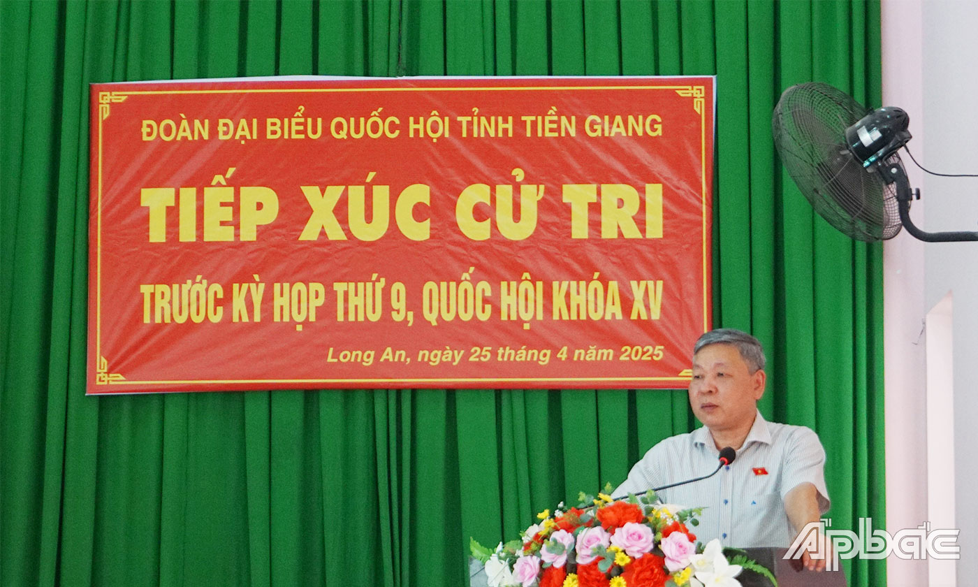 Đại biểu Nguyễn Hoàng Mai phát biểu tại buổi tiếp xúc 