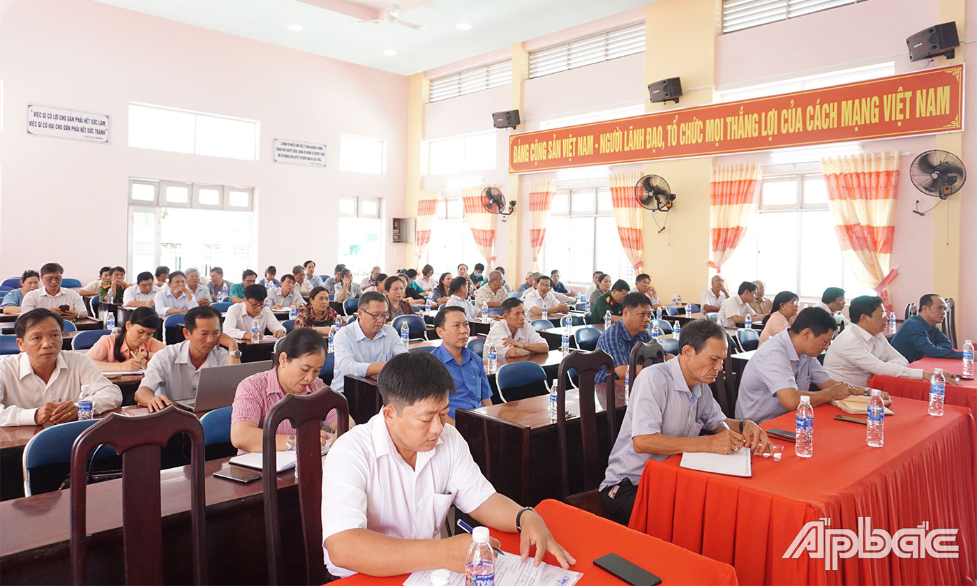 Các đại biểu tham dự buổi tiếp xúc. 