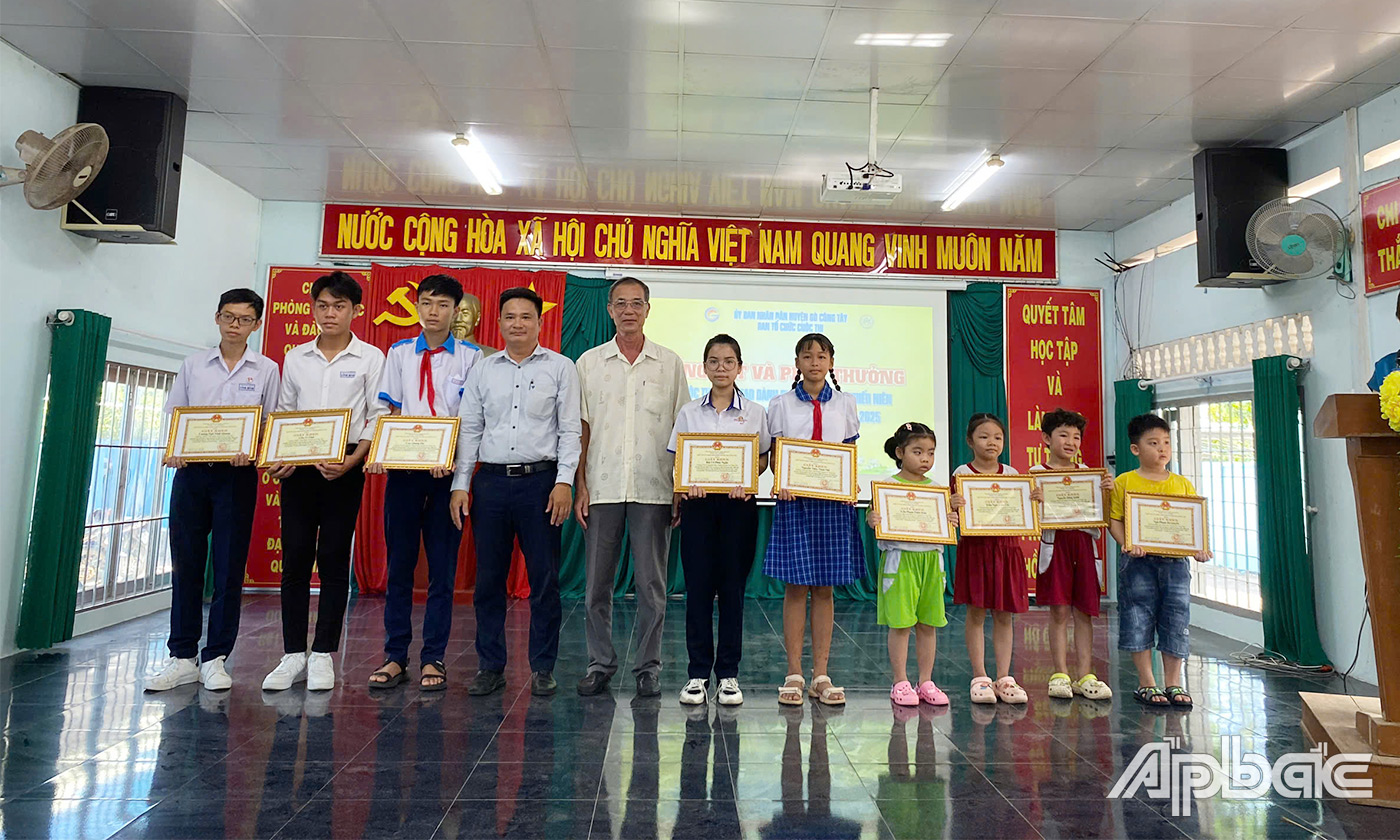 Trao giải cho các tác giải đoạt giải