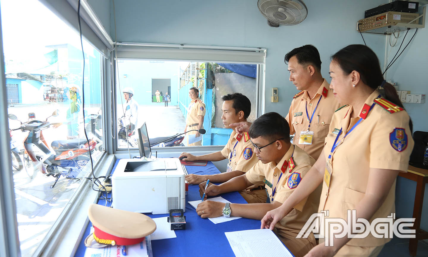 Phòng CSGT Công an Tiền Giang triển khai thi sát hạch.