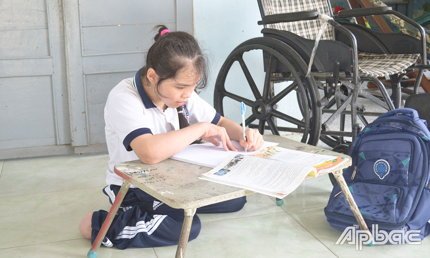 Sau khi học xong trên lớp, Bích Trâm chăm chỉ về nhà tự học bài và làm bài tập.