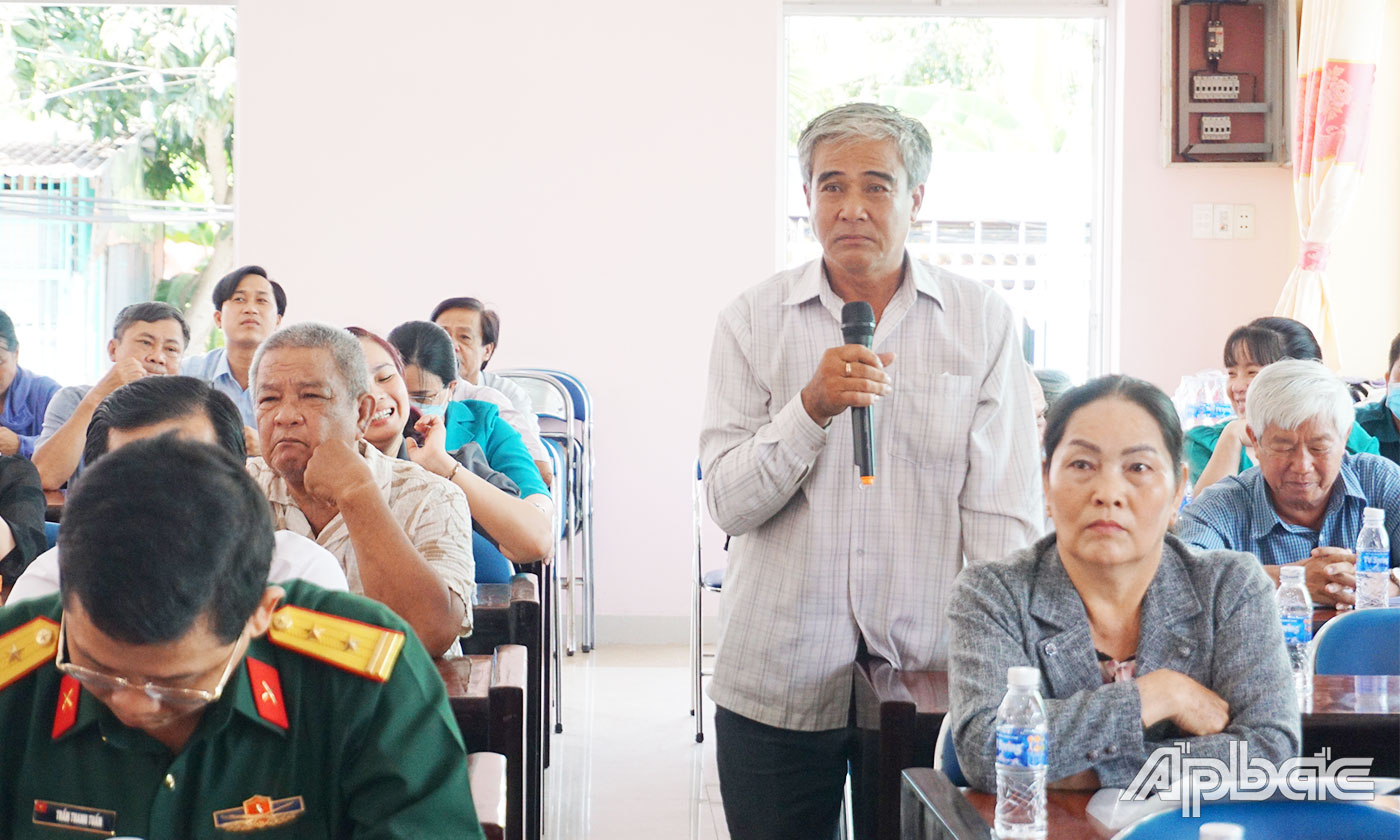 Cử tri tham gia ý kiến tại buổi tiếp xúc. 