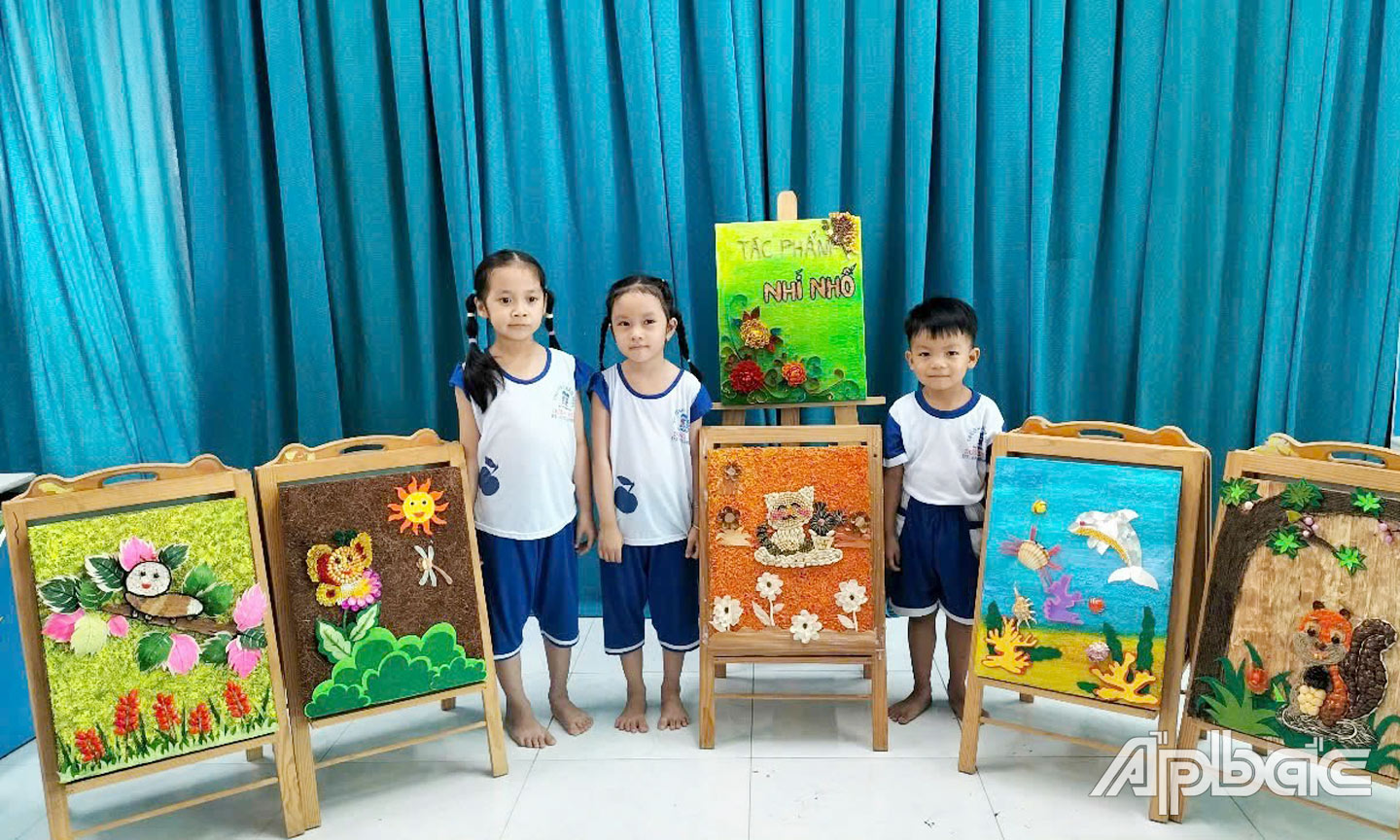 Bé Trung Tín cùng các bạn tại Trường Mầm non Dưỡng Điềm bên các tác phẩm.