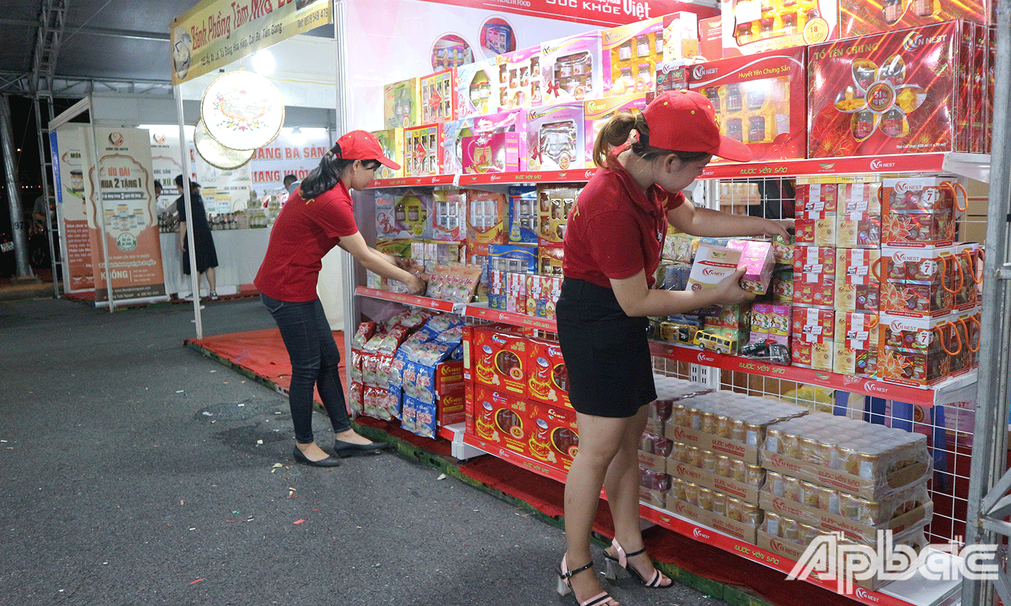 Hội chợ thương mại hàng Việt Nam chất lượng cao và giới thiệu sản phẩm OCOP Từ ngày 28-4 đến 1-5, tại Quảng trường Hùng Vương (TP. Mỹ Tho), tỉnh Tiền Giang 