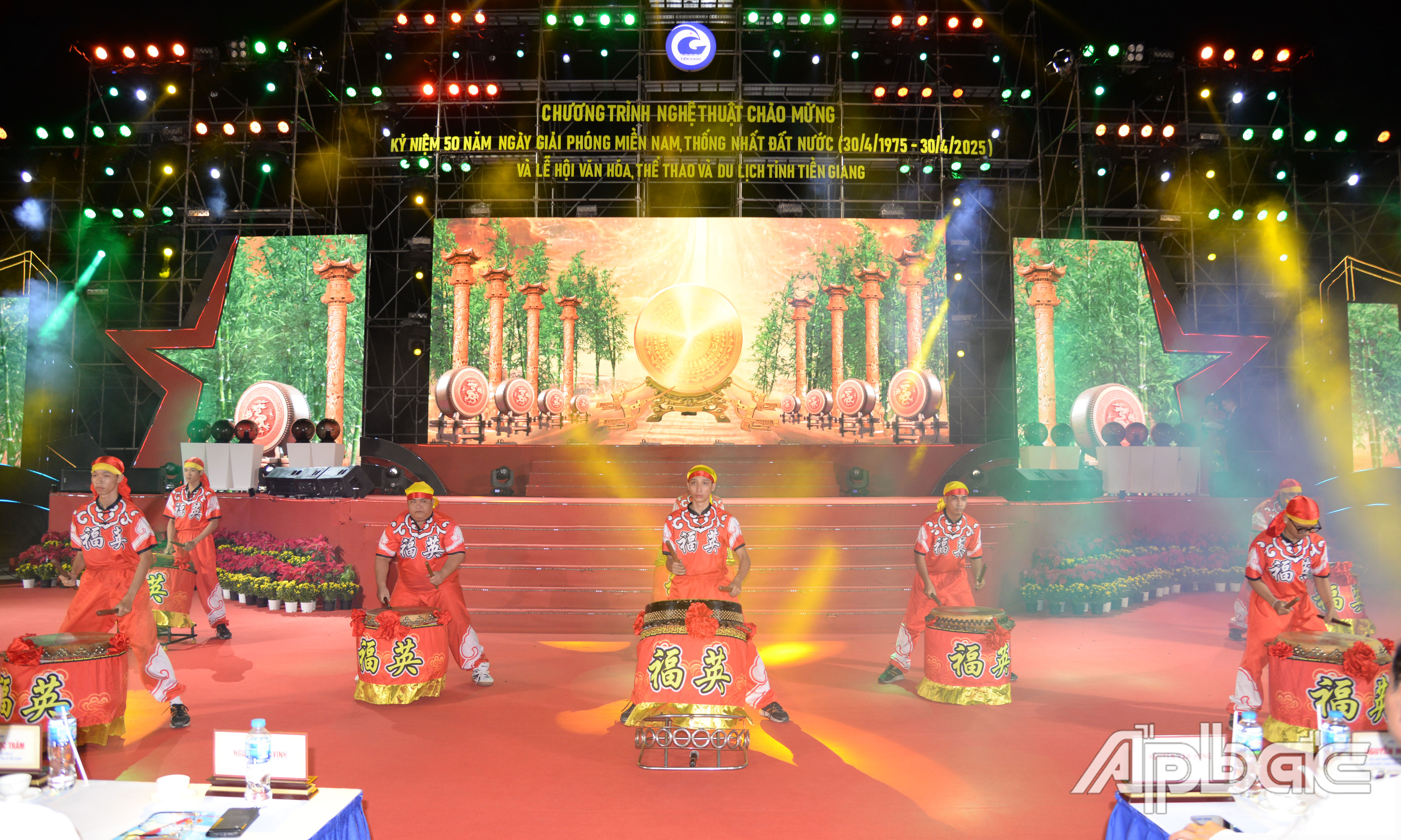 Biểu diễn trống hội.